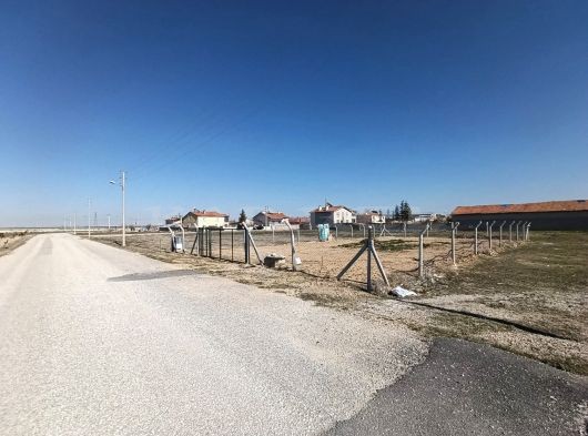 MERAM BORUKTOLU KARAMAN YOLU YAKINI SATILIK TELİ ÇEKİLİ PARK CEPHE MÜSTAKİL 2 KAT İMARLI ARSA